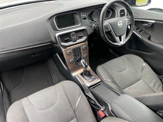 2013 Volvo V40 - Thumbnail